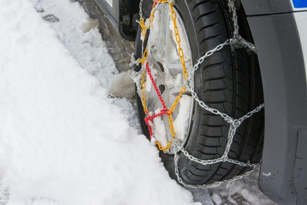 lancuchy sniegowe na opony samochodowe 1024x683 - Łańcuchy śniegowe: Jakie wybrać? Jak zakładać?